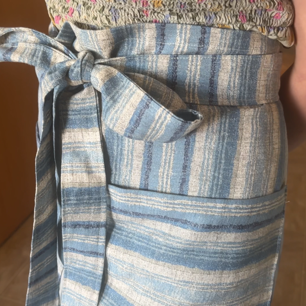 WAIST APRON WITH POCKETS, OR A HALF APRON